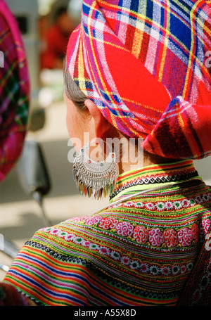 Casa a piedi dopo gli orecchini indossato da una donna Hmong a BacHa Vietnam del Nord Foto Stock