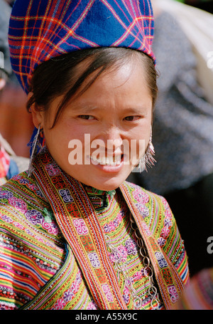 Ritratto di una donna della tribù Hmong in abito tradizionale al mercato di BacHa Vietnam del Nord Foto Stock