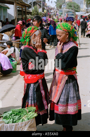 Donne Hmong al mercato di BacHa Vietnam del Nord Foto Stock