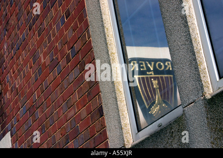 La riflessione nella finestra del segno in MG Rover Longbridge Birmingham REGNO UNITO Foto Stock