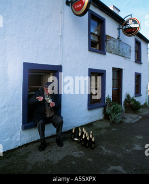 Dipinto di blu old country village pub/bar/shop/sibin parte anteriore Foto Stock