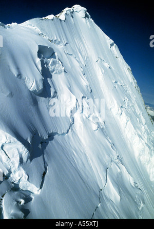Canada, Jasper, montagne rocciose ripide facciate rocciose picco di montagna ricoperta di neve, fenomeni atmosferici, Foto Stock