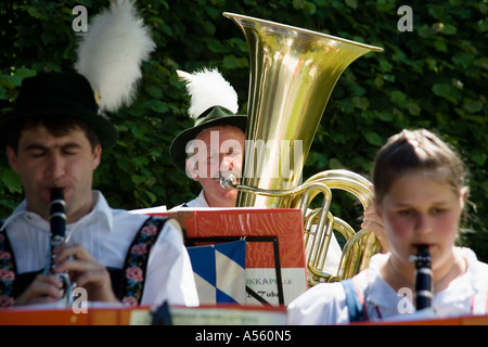 Bavarian brass band tubista in costume tipico Iffeldorf Alta Baviera Germania Foto Stock