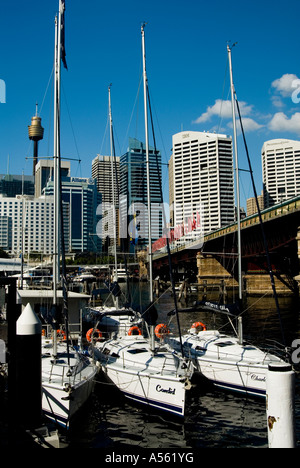 Noleggio barche a vela in Darling Harbour a Sydney in Australia con skyline in background Foto Stock