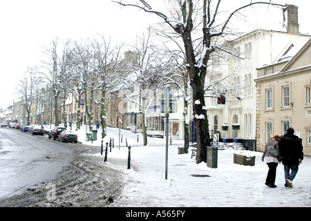 La gente camminare nella neve a Witney Oxfordshire Inghilterra. Foto Stock