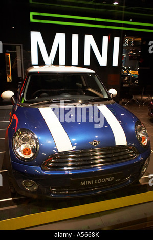 Mini Cooper car showroom di Park Lane a Londra REGNO UNITO Foto Stock