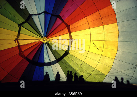 All'interno di una mongolfiera in Nuova Zelanda inizio a gonfiare le ombre delle persone al di fuori del cast da Rising Sun Foto Stock