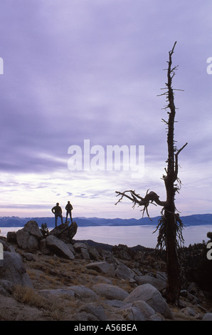 Gli escursionisti in pausa per visualizzare il lago Tahoe dalla Tahoe Rim Trail Foto Stock