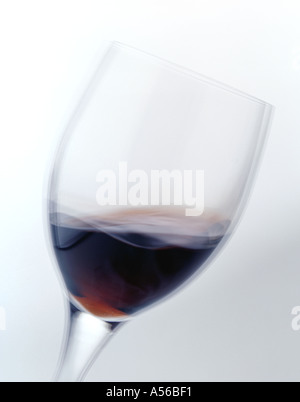 Il vino rosso di essere roteato nella Wineglass Foto Stock