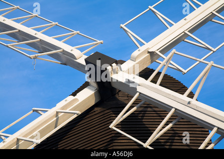 Il mulino a vento di vele da un insolito angolo contro un cielo blu Foto Stock