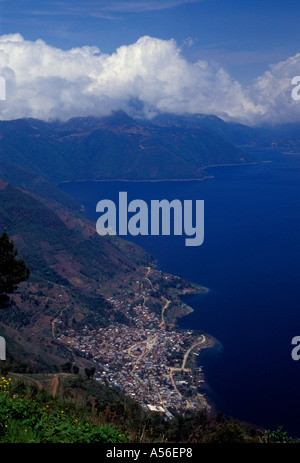 Lago Atitlan San Pedro Vulcano villaggio di San Antonio Palopo Solola Dipartimento Guatemala Foto Stock