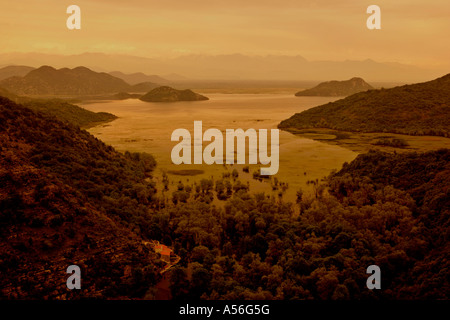 Montenegro vista verso il lago di Skadar il più grande di acqua fresca lago d'Europa al tramonto Lago di Skadar Parco Nazionale di Montenegro Foto Stock