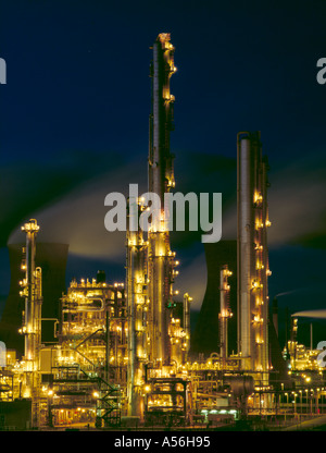 Colonna di frazionamento in una raffineria petrolchimica di notte; Grangemouth, Regione centrale, Scotland, Regno Unito. Foto Stock