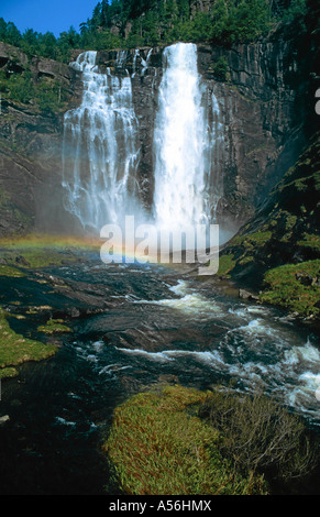 Wasserfall mit Regenbogen am Sorfjord in Norwegen Fluss Wasser cascata vicino a Narvik nel Nordland, Norvegia, Europa Foto Stock