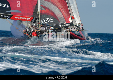 Team Alinghi SUI 64 conduce sottovento di Emirates Team New Zealand in NZL-81 LV Act 2 e 3 nella trentaduesima Coppa America Foto Stock