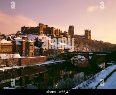 Cattedrale e Castello visto su fiume indossare in inverno, Durham City, Durham, Inghilterra, Regno Unito. Foto Stock