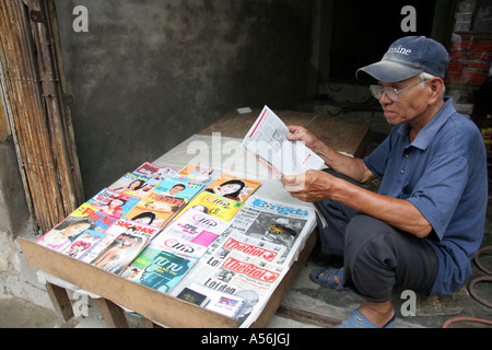 Painet iy8675 vietnam giornale venditore hanoi mercato outdoor photo 2005 paese nazione in via di sviluppo meno sviluppati dal punto di vista economico Foto Stock