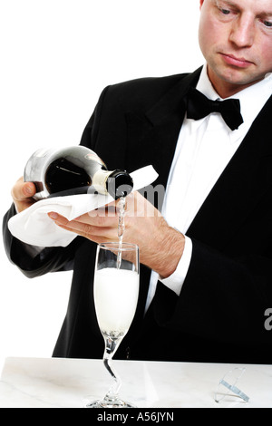 Barman versando il vino spumante in vetro Foto Stock
