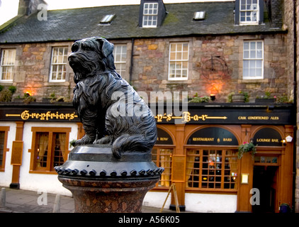 Greyfriars Bobby monument e pub a Edimburgo, Scozia Foto Stock