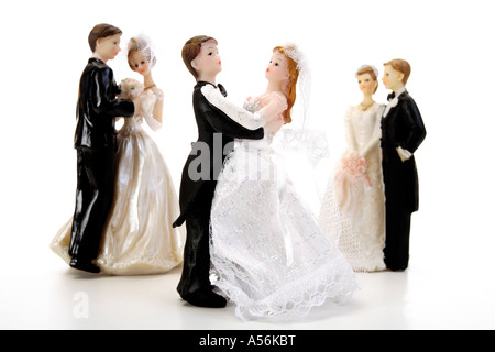 Tre coppie in viaggio di nozze figurine Foto Stock