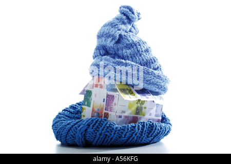 Casa di banconote avvolte in una sciarpa e cappuccio Foto Stock