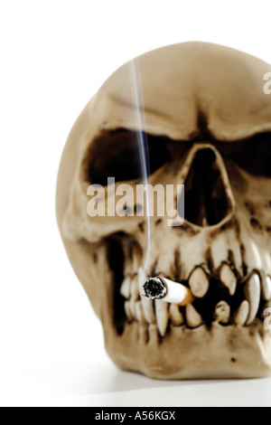 Cranio con sigaretta accesa, close-up Foto Stock