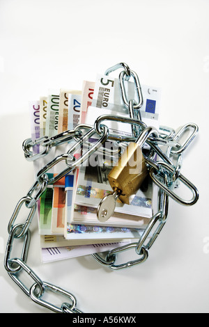 Mazzetti di banconote in euro in catene Foto Stock