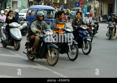 Il traffico urbano Hanoi Vietnam Foto Stock