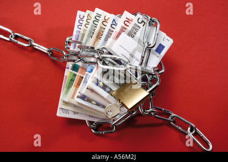 Mazzetti di banconote in euro in catene Foto Stock