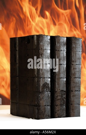 Impilate le bricchette fire in background Foto Stock