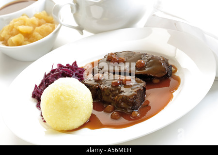 Germania, Rheinland, arrosto di manzo con gnocchi su piastra, close-up Foto Stock