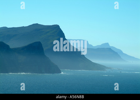 Sun haze oltre le montagne su False Bay Oceano Atlantico Nr Città del Capo Sud Africa vista dal punto del capo verso Bettys Bay Foto Stock