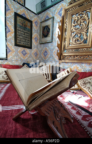 Sala di Preghiera a Dar el-Annabi, tradizionale casa tunisino Sidi Bou Said, vicino a Tunisi, Tunisia Foto Stock
