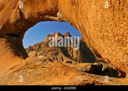 Arco di roccia fatta di granito rosso area Spitzkoppe Namibia Africa Foto Stock
