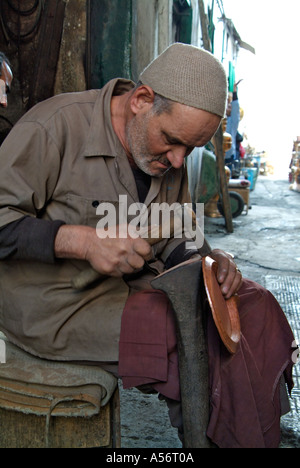Uomo che lavora nel Souq Al-Mushir, rame Souq, medina di Tripoli, Libia Foto Stock