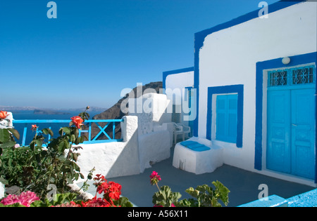 Santorini. Terrazza di tipica casa greca, Potamos, Isola di Thirasia, Santorini, Cicladi, Grecia Foto Stock