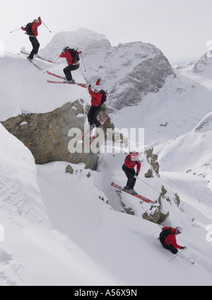 La Svizzera, San Moritz, sciatore jumping, esposizione multipla Foto Stock