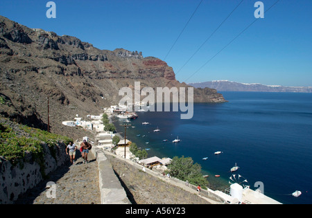 Percorso fino alla città di Potamos con Santorini in distanza, Isola di Thirasia, Santorini, Cicladi, Grecia Foto Stock