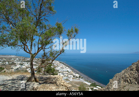 Vista dalla strada verso Antica Thira cercando su Kamari, Santorini, Cicladi, Grecia Foto Stock