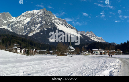 Vista del resort guardando verso montagne di Wilder Kaiser, Scheffau, Tirolo, Austria Foto Stock
