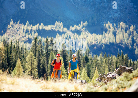 Due donne in montagna, escursionismo Foto Stock