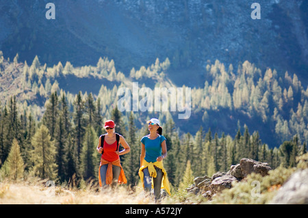 Due donne in montagna, escursionismo Foto Stock