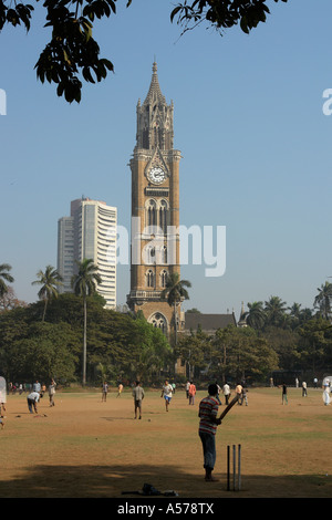 Painet JC2999 india croce di maidan cricket Vecchio gioco nuovo sfondo di edifici di architettura di Mumbai il contrasto di sviluppo del paese Foto Stock