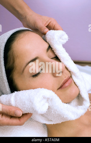 Donna ricevere trattamento viso, close-up Foto Stock