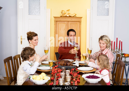 Famiglia avente la cena di Natale Foto Stock