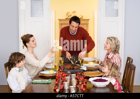 Famiglia avente la cena di Natale Foto Stock