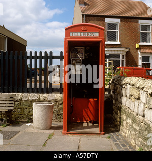 Regno Unito Yorkshire Doncaster communications soggetto ad atti vandalici K6 casella Telefono sul consiglio station wagon Foto Stock