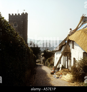 Regno Unito Devon Bickleigh paese artigianato thatcher al lavoro Foto Stock