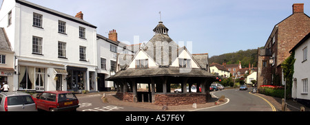Somerset Dunster High Street e il vecchio mercato di lana Foto Stock