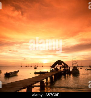 Tramonto a Pigeon Point, Tobago Trinidad e Tobago, dei Caraibi - adottata nel 1998, prima che la spiaggia era rovinato da allo scempio Foto Stock